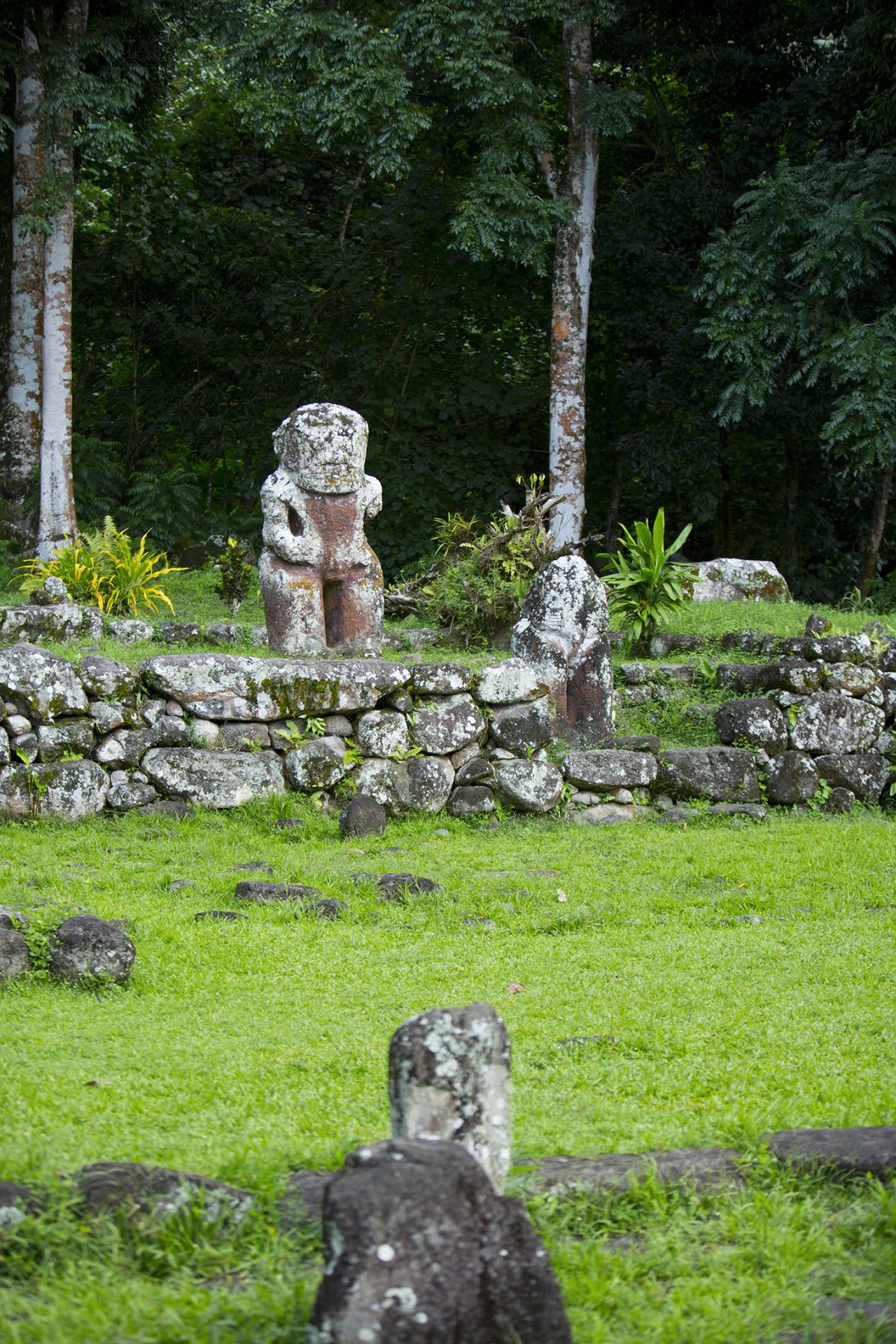 Estátua Tiki de pedra no sítio arqueológico de Upeke, na ilha de Hiva Oa, arquipélago das Marquesas, Polinésia Francesa.